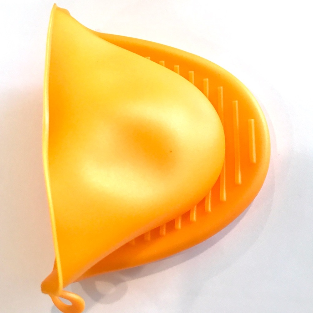 Silicone heat resistant oven mitt pot holder with a loop to hang Orange